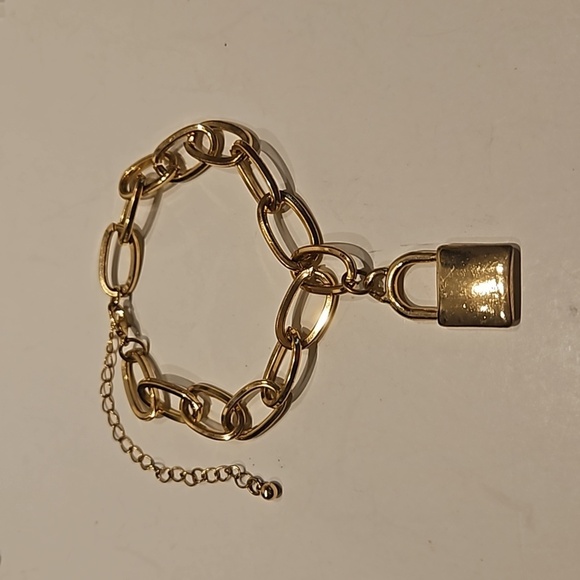 Goldtone Open Link and Lock 8" Bracelet w/ 3 1/2"Ext. - Picture 1 of 6